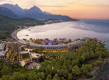 Antalya Kemer’de tadilat yapan ustalar ve modern villa yenileme çalışması