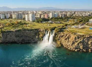 Antalya Kepez’de tadilat yapan inşaat ustaları ve yenilenen yaşam alanı
