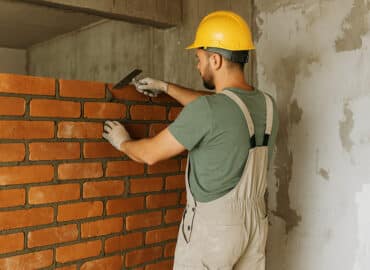 Usta ekip tarafından örülen tuğla duvar uygulaması
