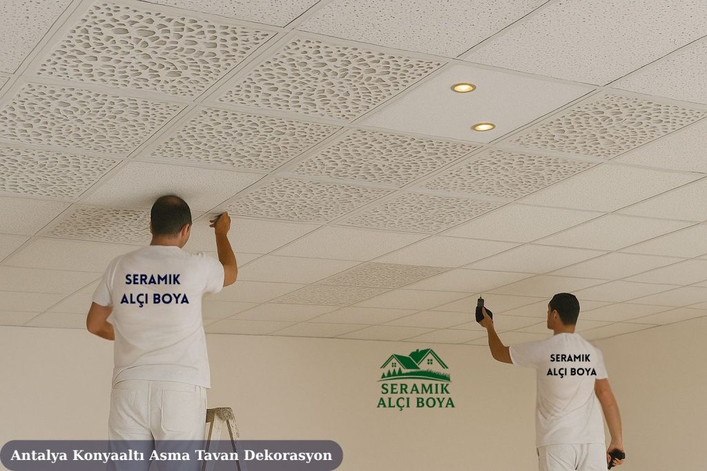 Antalya Konyaaltı Asma Tavan Dekorasyon 2025 3 Antalya Konyaaltı Asma Tavan Dekorasyon Antalya’da iki usta, “Antalya Asma Tavan Dekorasyon” logolu kıyafetleriyle Selçuklu desenli 60x60 asma tavan montajı yapıyor.