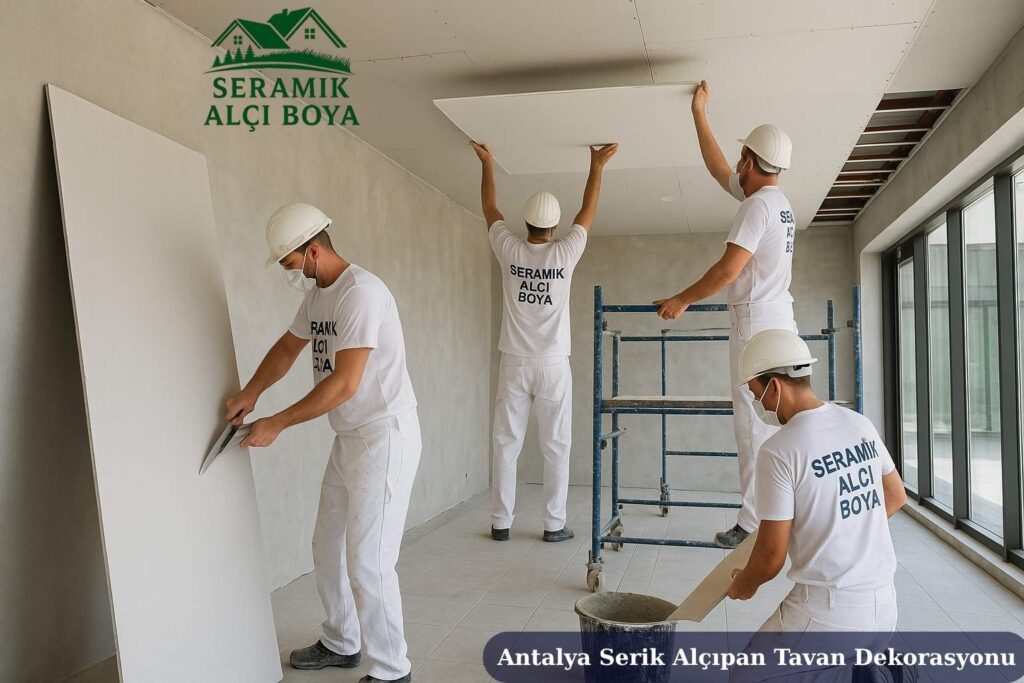 Antalya Serik Alçıpan Tavan Dekorasyonu 2025 2 Antalya Serik Alçıpan Tavan Dekorasyonu Serik’te bir otelin geniş salonunda, Seramik Alçı Boya ekibinin 125x240 cm alçıpan levhalarla tavan dekorasyonu uygulaması yaptığı profesyonel çalışma.