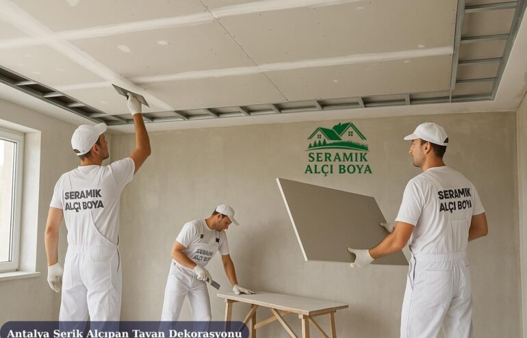 Antalya Serik Alçıpan Tavan Dekorasyonu 2025 8 Antalya Serik Alçıpan Tavan Dekorasyonu Serik’te bir evin tavanında alçıpan dekorasyon çalışması yapan iki usta, Seramik Alçı Boya logolu iş kıyafetleriyle profesyonel montaj yapıyor.