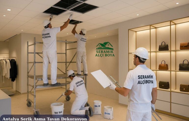 Antalya Serik Asma Tavan Dekorasyon 2025 4 Antalya Serik Asma Tavan Dekorasyon Serik’te Seramik Alçı Boya ustalarının mağaza iç mekânında profesyonel asma tavan montajı yaptığı uygulama