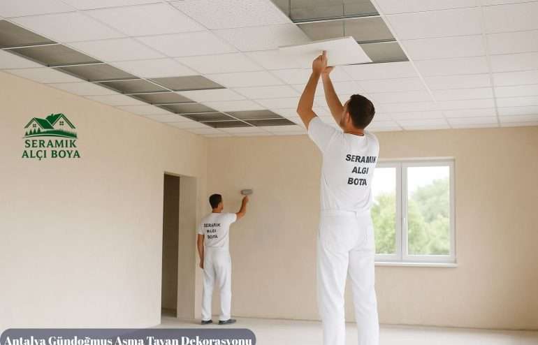 Antalya Gündoğmuş Asma Tavan Dekorasyonu Gündoğmuş’ta bir usta, “Seramik Alçı Boya” logolu beyaz iş kıyafetiyle müstakil bir evin iç tavanında yeni nesil asma tavan montajı yapıyor.