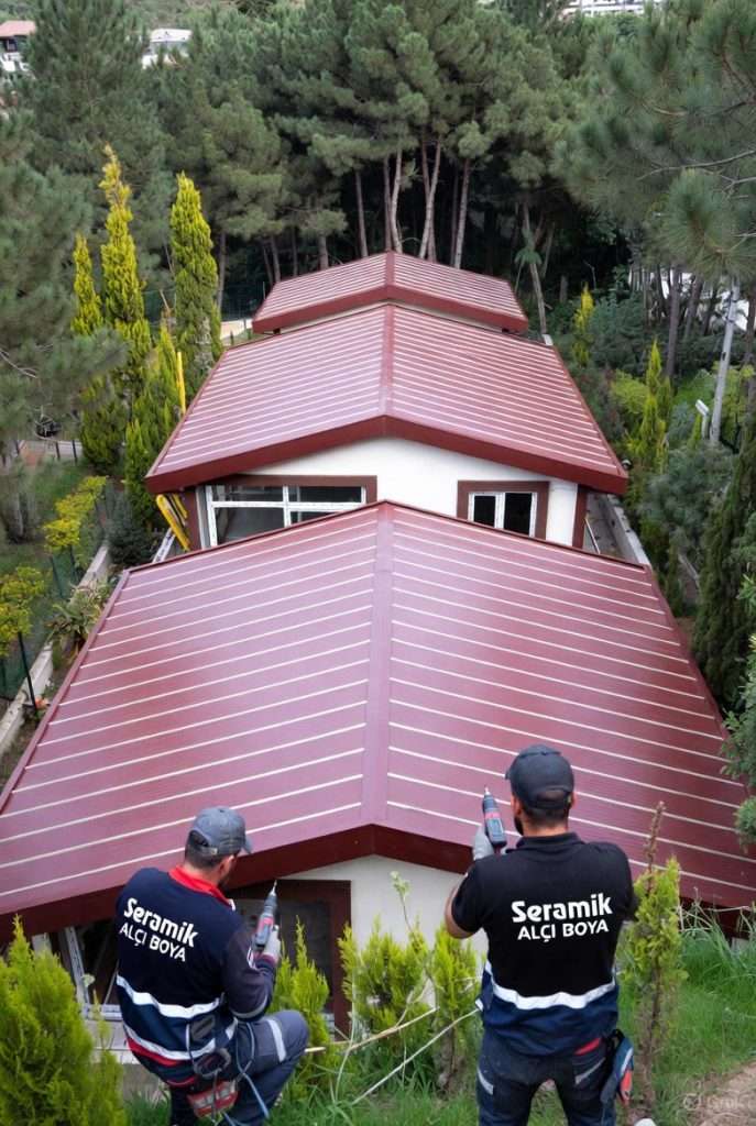 Antalya Belek Çatı Onarım ve Tadilat 2025, Seramik Alçı Boya Ustaları Yan yana olan 3 tane villanın çatısını sandviç panel ile yeniledi.