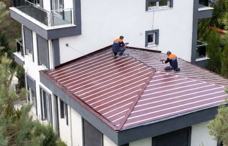 Antalya Belek Çatı Onarım ve Tadilat 2025, Antalya Belek’te modern mimarili lüks villaya bordo renk sandviç panel çatı montajı.